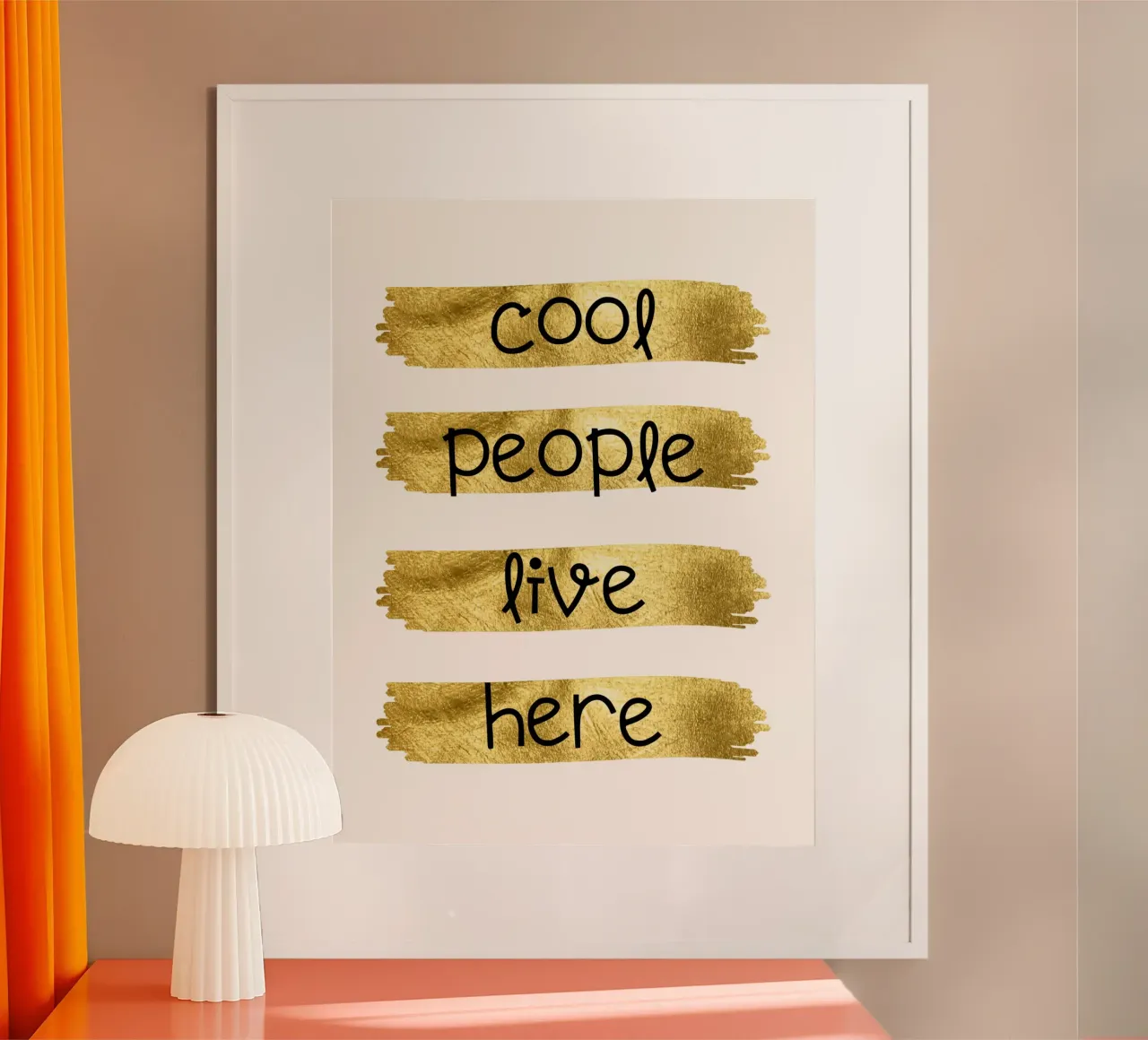 Cool people live here poster con telaio in legno da PinkCandyWalls