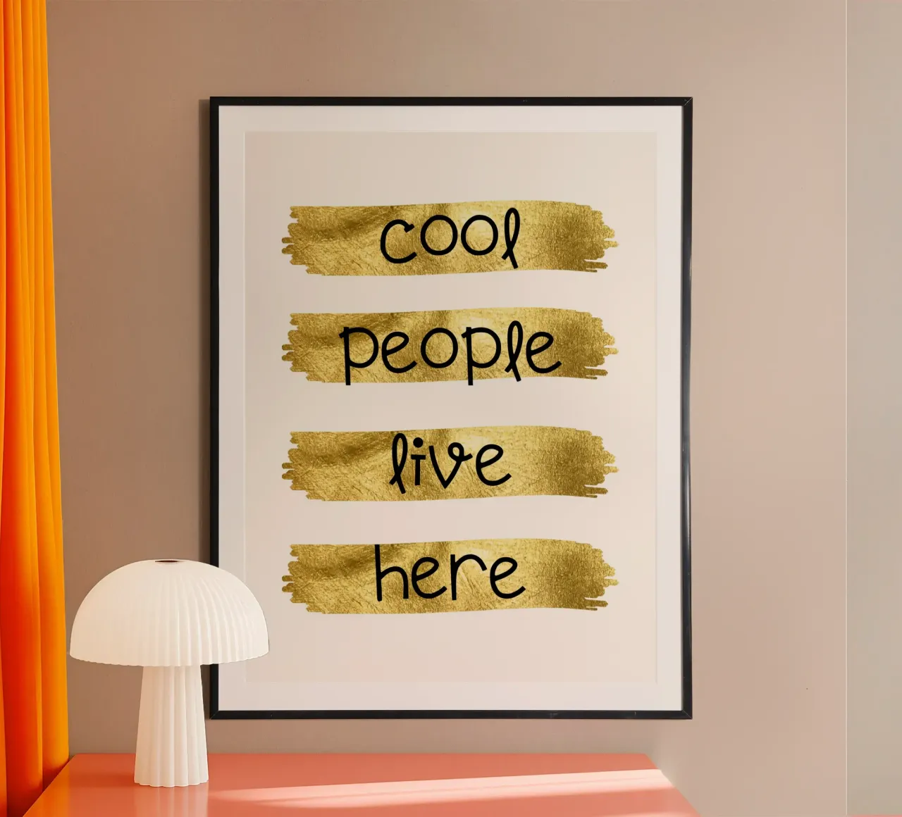 Cool people live here poster con telaio in legno da PinkCandyWalls