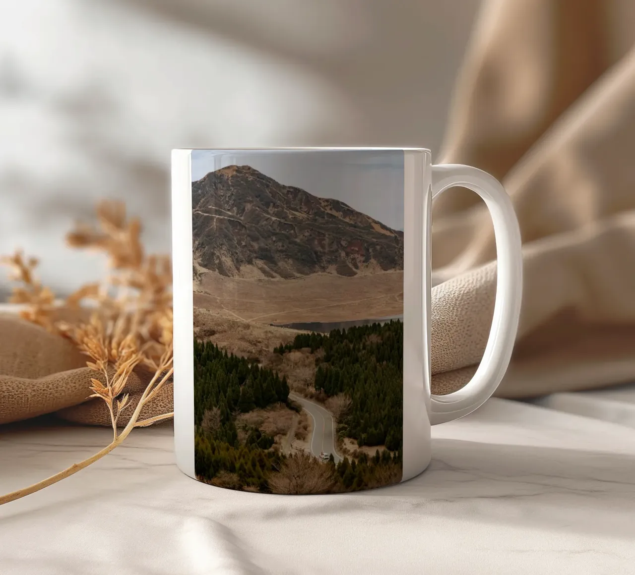 Il monte Aso in Giappone tazza in ceramica da Marcel Bisig