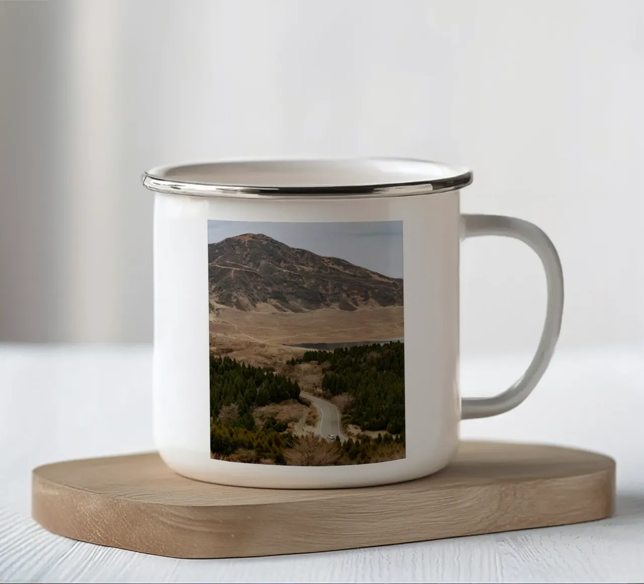 Il monte Aso in Giappone tazza in smalto da Marcel Bisig