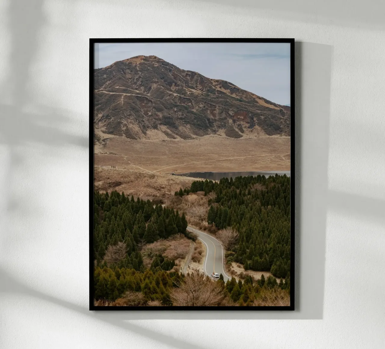 Il monte Aso in Giappone poster con telaio in legno da Marcel Bisig