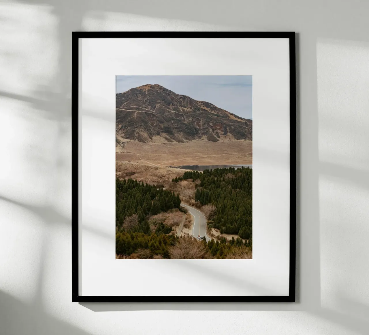 Il monte Aso in Giappone poster con telaio in legno da Marcel Bisig