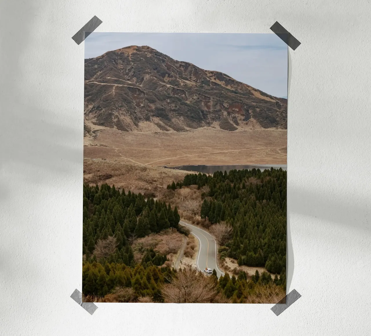 Il monte Aso in Giappone poster con telaio in legno da Marcel Bisig
