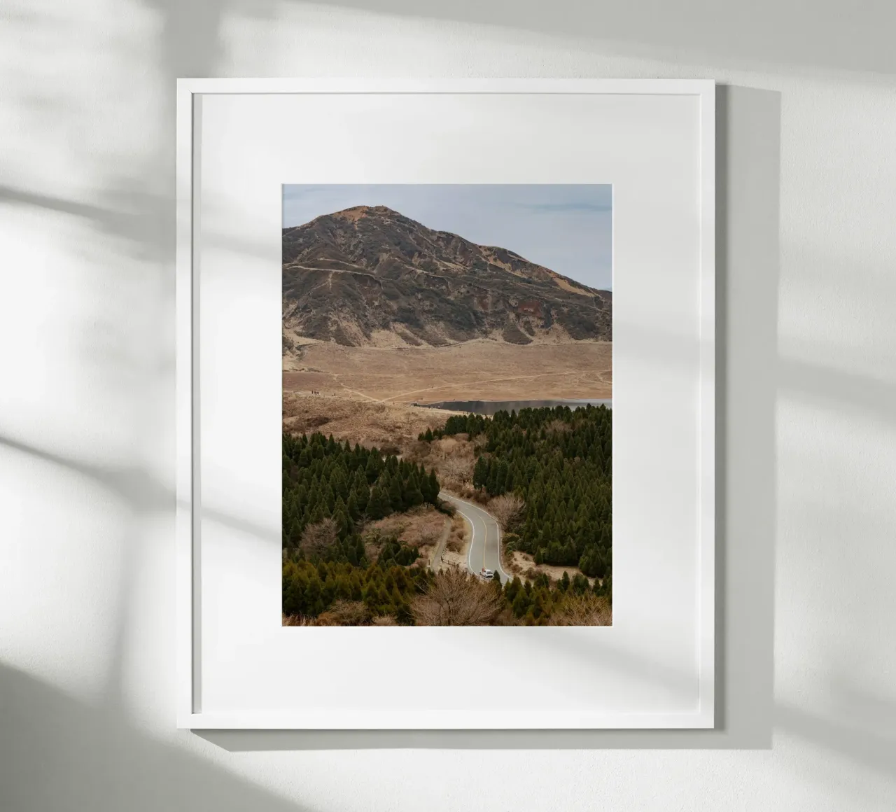 Il monte Aso in Giappone poster con telaio in legno da Marcel Bisig