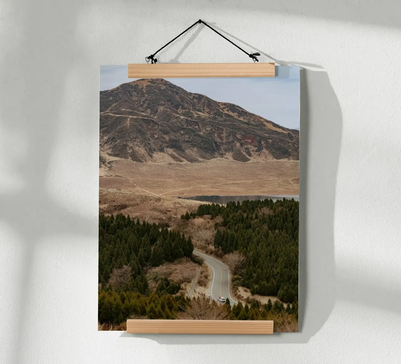 Il monte Aso in Giappone poster con telaio in legno da Marcel Bisig