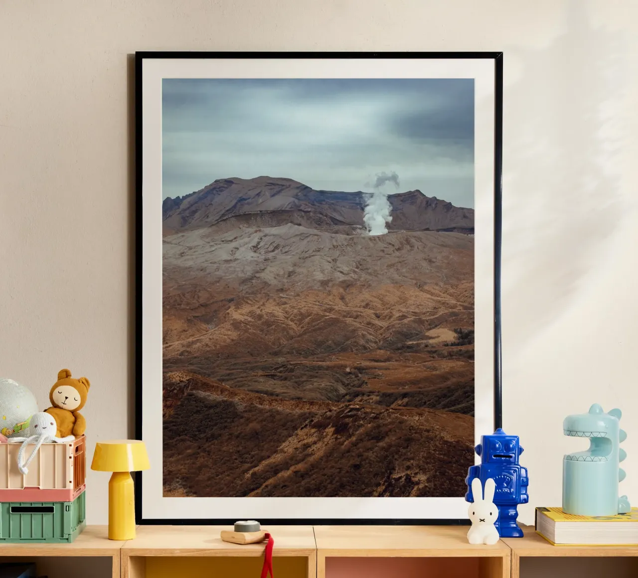 Il monte Aso in Giappone poster con telaio in legno da Marcel Bisig