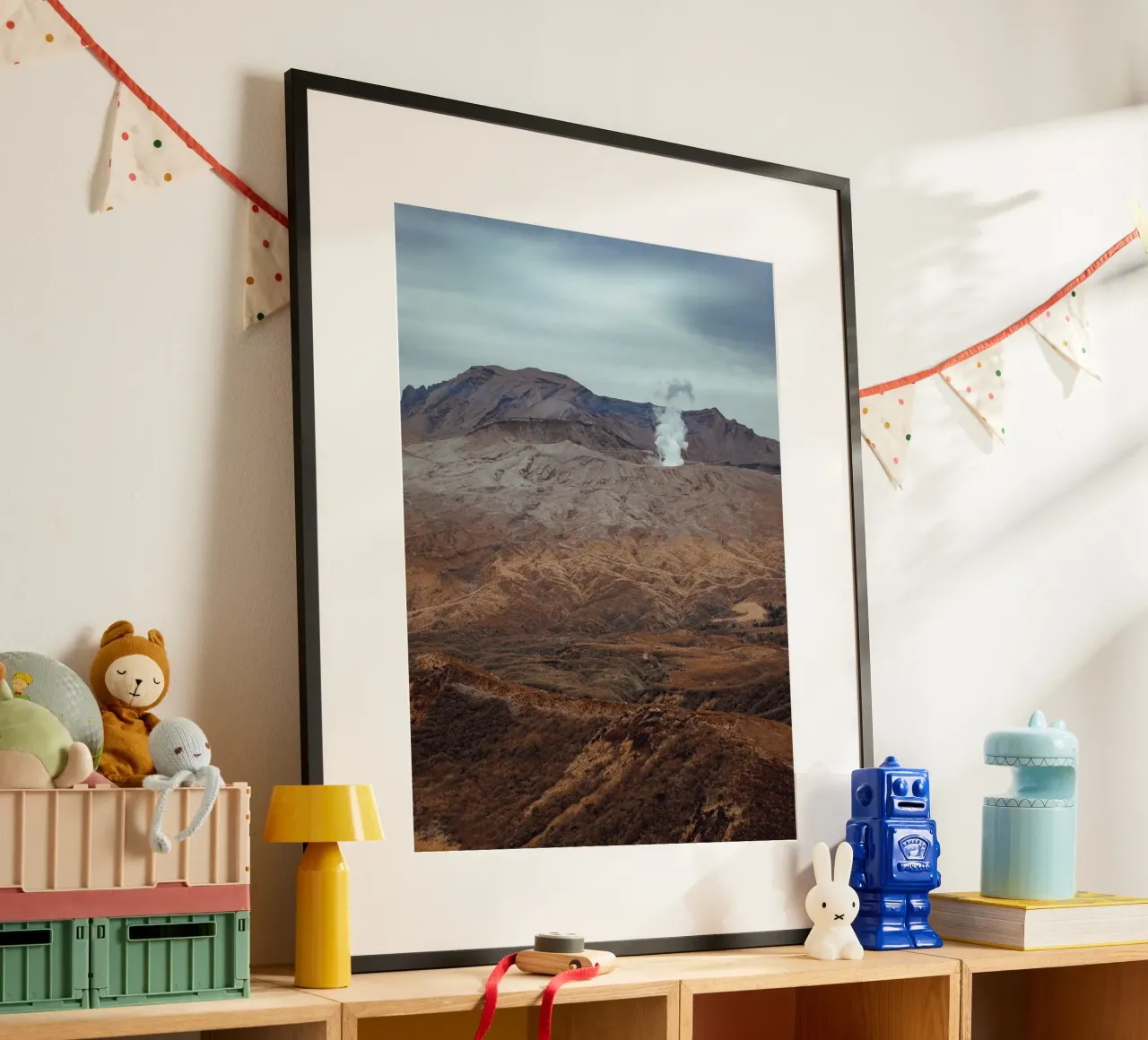 Il monte Aso in Giappone poster con telaio in legno da Marcel Bisig