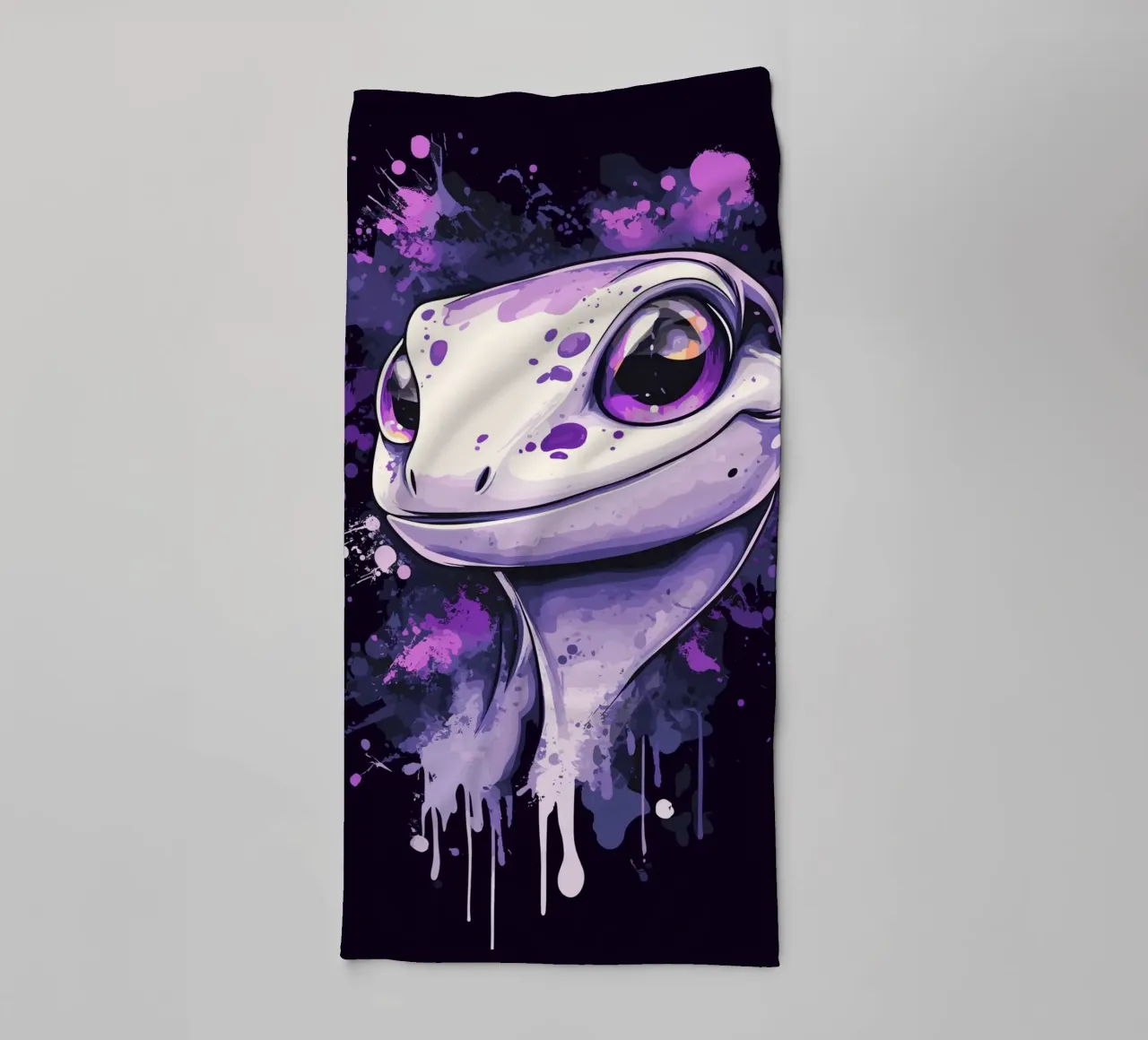 Geco sorridente in look splash viola asciugamano da bagno da pixelbull - medieval art and more