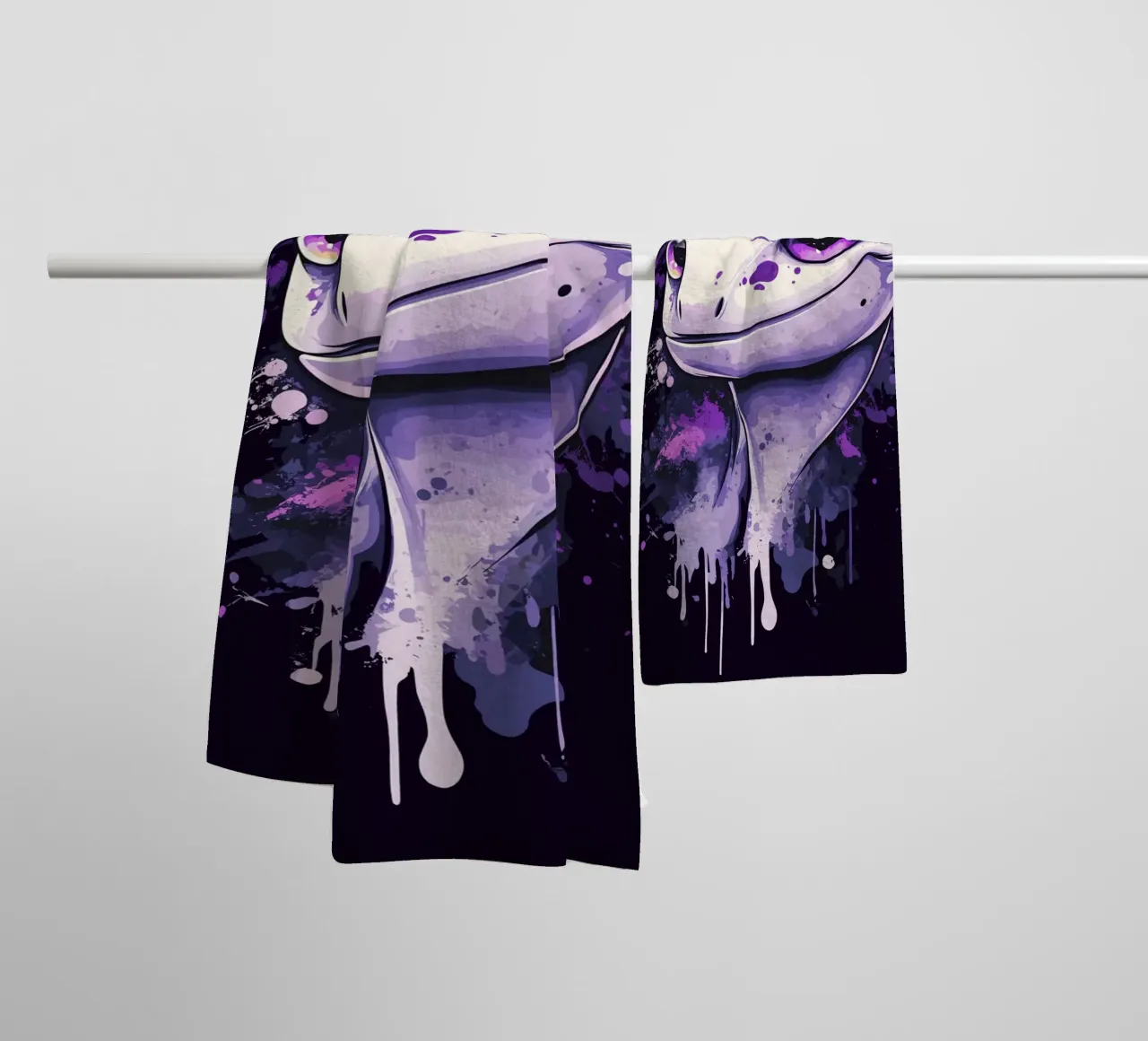 Geco sorridente in look splash viola asciugamano da bagno da pixelbull - medieval art and more