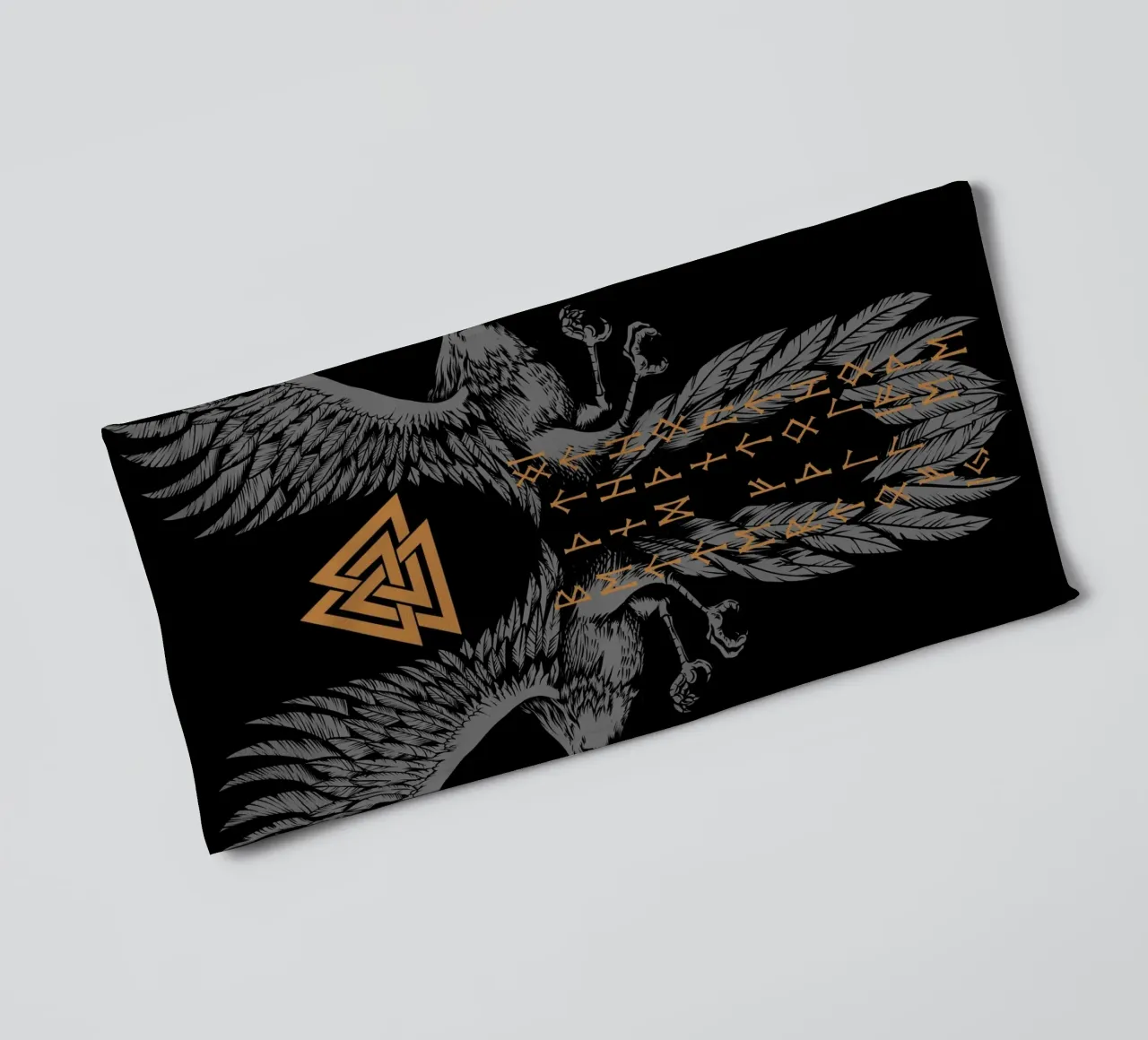Hugin e Munin con rune e Valknut asciugamano da bagno da pixelbull - medieval art and more