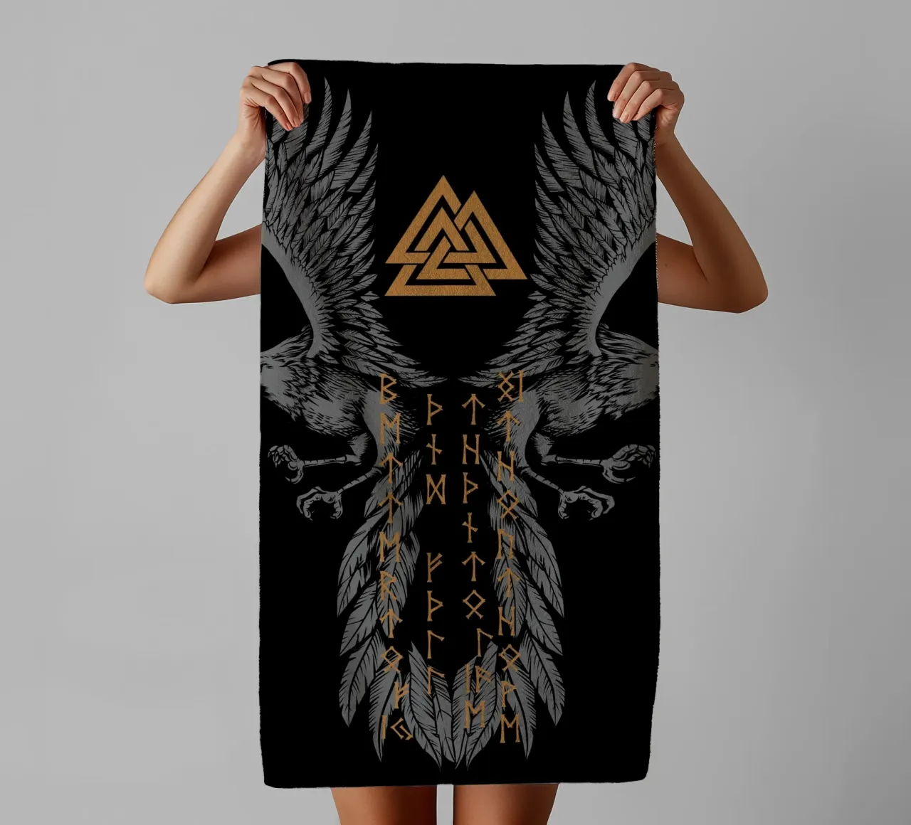 Hugin e Munin con rune e Valknut asciugamano da bagno da pixelbull - medieval art and more