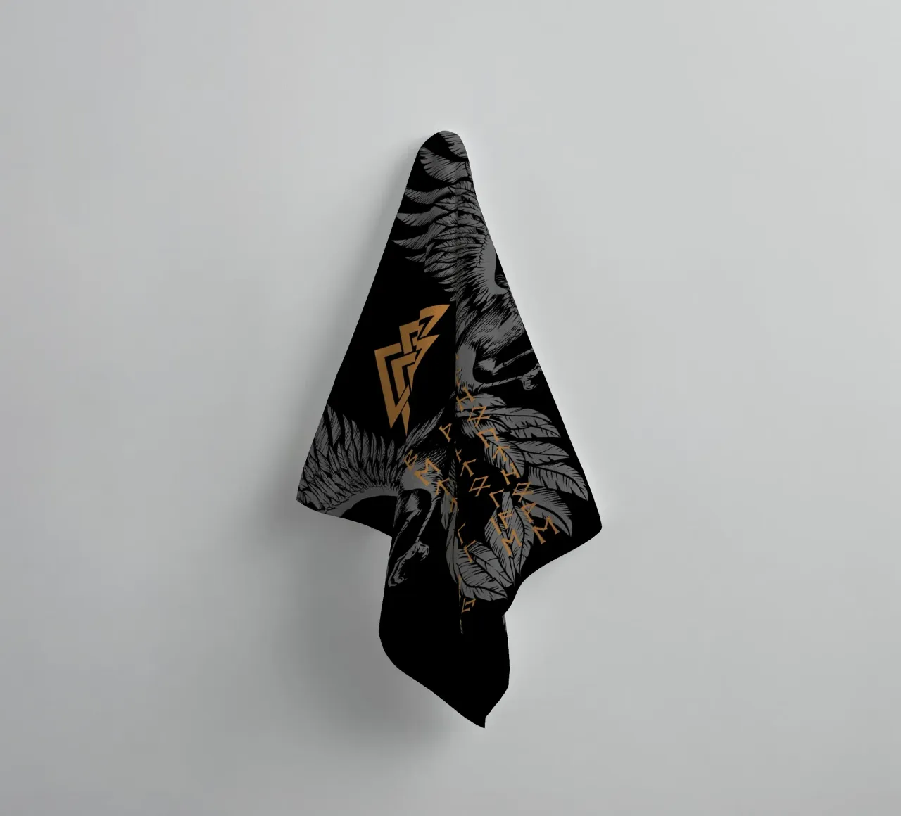 Hugin e Munin con rune e Valknut asciugamano da bagno da pixelbull - medieval art and more