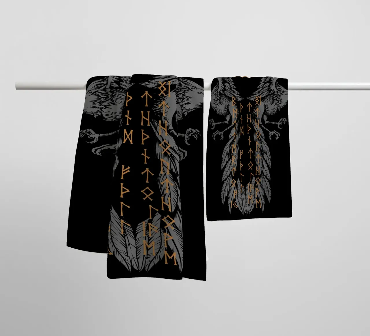 Hugin e Munin con rune e Valknut asciugamano da bagno da pixelbull - medieval art and more