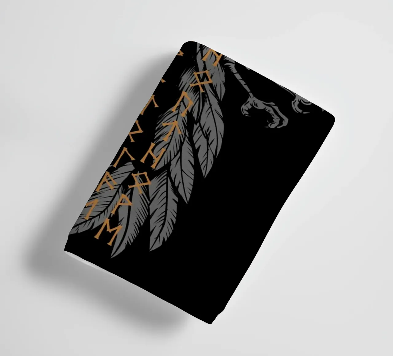 Hugin e Munin con rune e Valknut asciugamano da bagno da pixelbull - medieval art and more