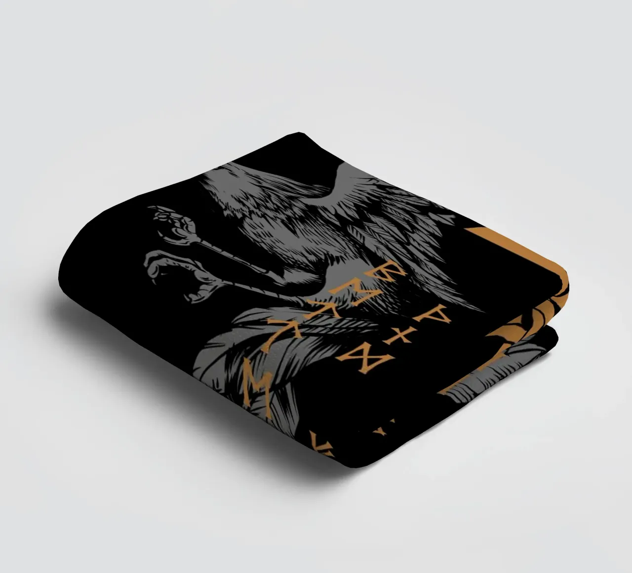 Hugin e Munin con rune e Valknut asciugamano da bagno da pixelbull - medieval art and more