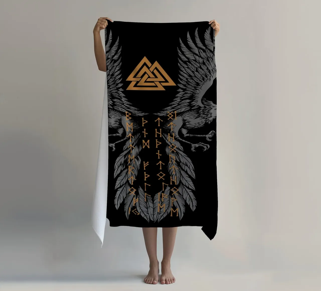 Hugin e Munin con rune e Valknut telo mare da pixelbull - medieval art and more