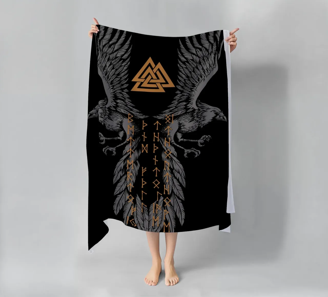 Hugin e Munin con rune e Valknut telo mare da pixelbull - medieval art and more