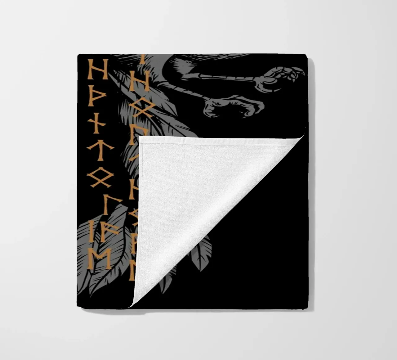 Hugin e Munin con rune e Valknut telo mare da pixelbull - medieval art and more