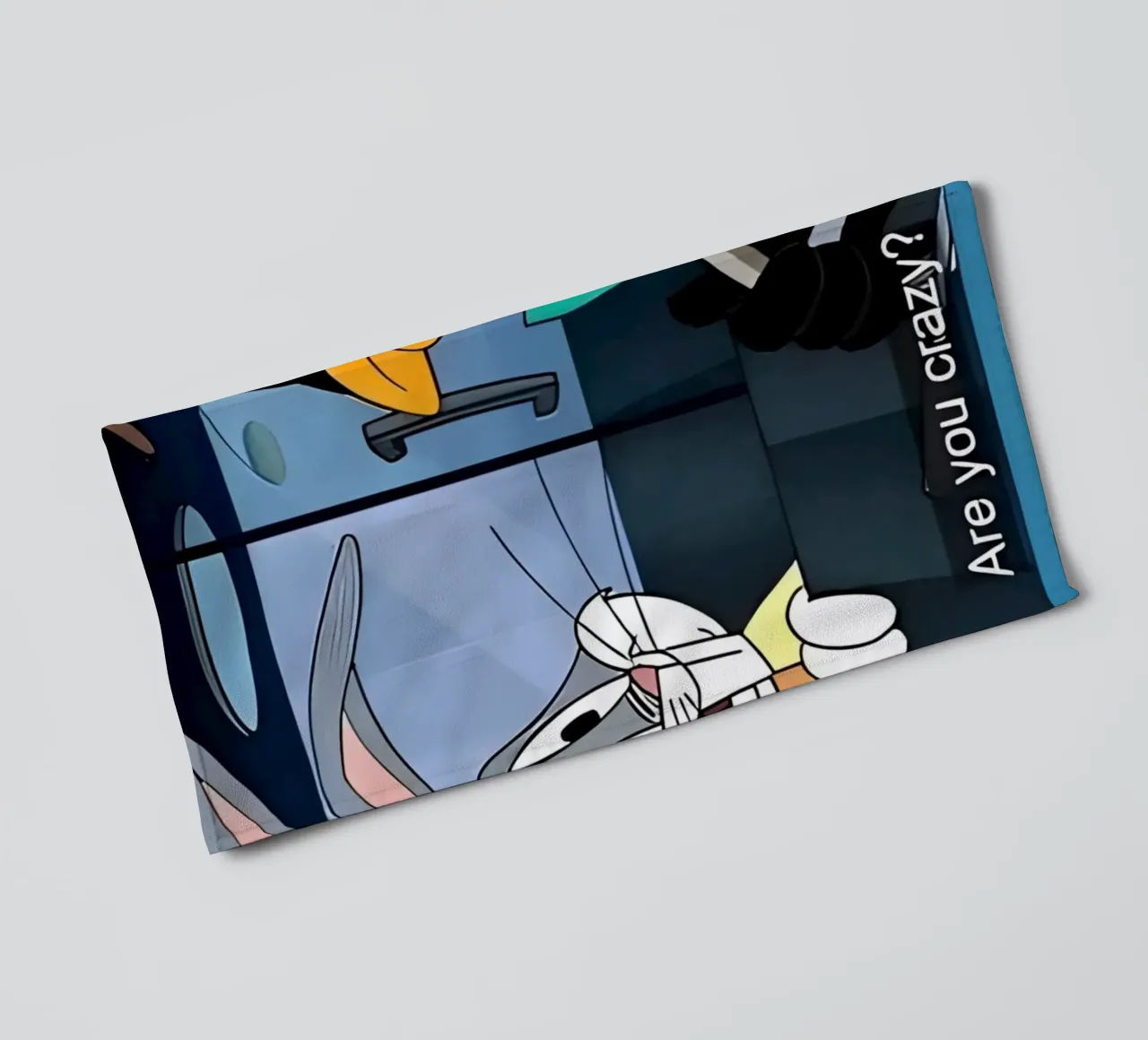 Bugs Bunny and Daffy Duck (are you crazy?) asciugamano da bagno da Low poly art