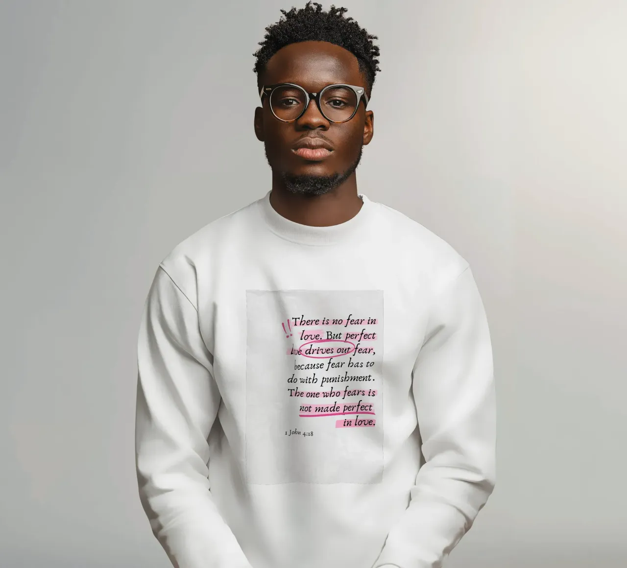 "Vollkommene Liebe vertreibt die Furcht" 1 Johannes 4:18 Sweatshirt von vintagepod
