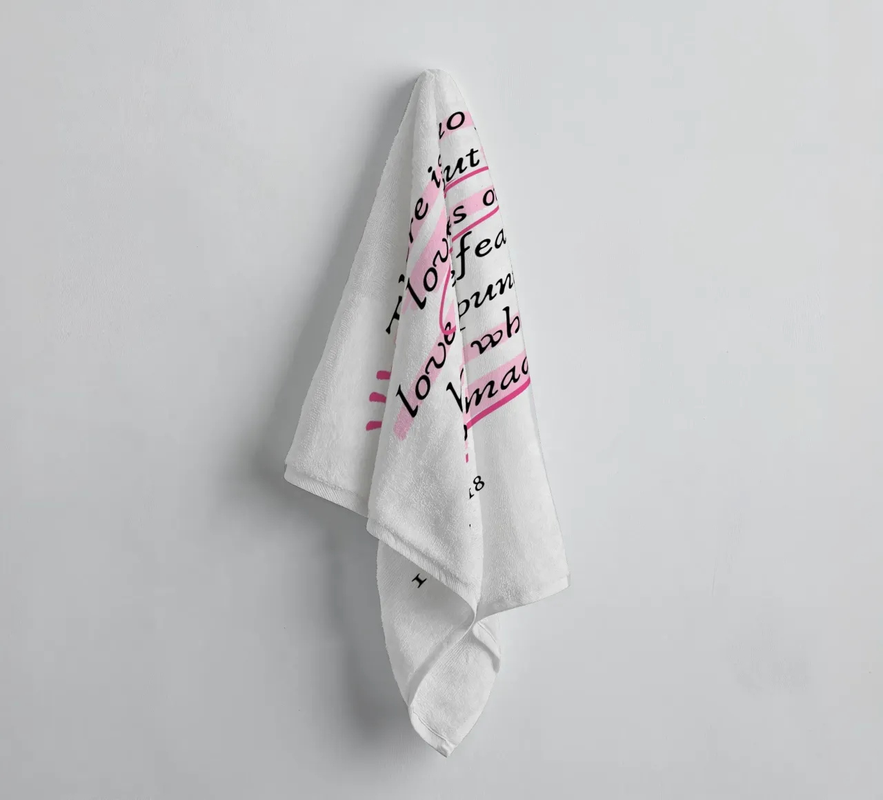 "Vollkommene Liebe vertreibt die Furcht" 1 Johannes 4:18 Handtuch von vintagepod