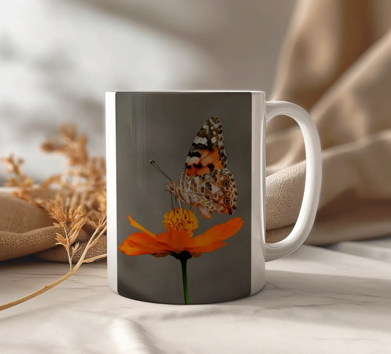 Ali di bellezza su un fiore tazza in ceramica da Nature's Palette