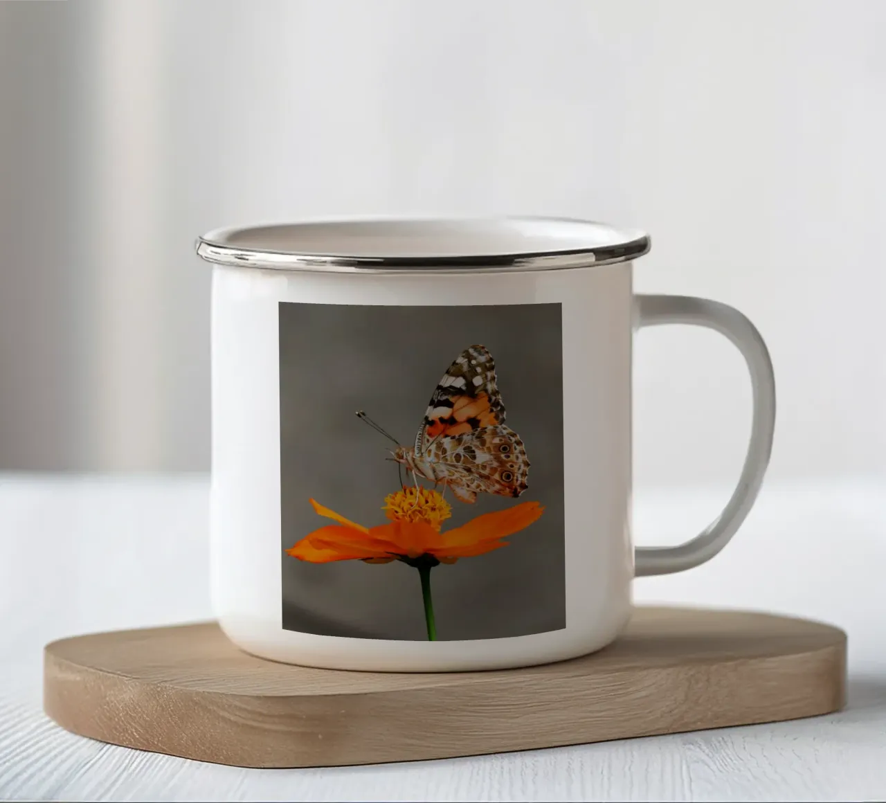 Ali di bellezza su un fiore tazza in smalto da Nature's Palette