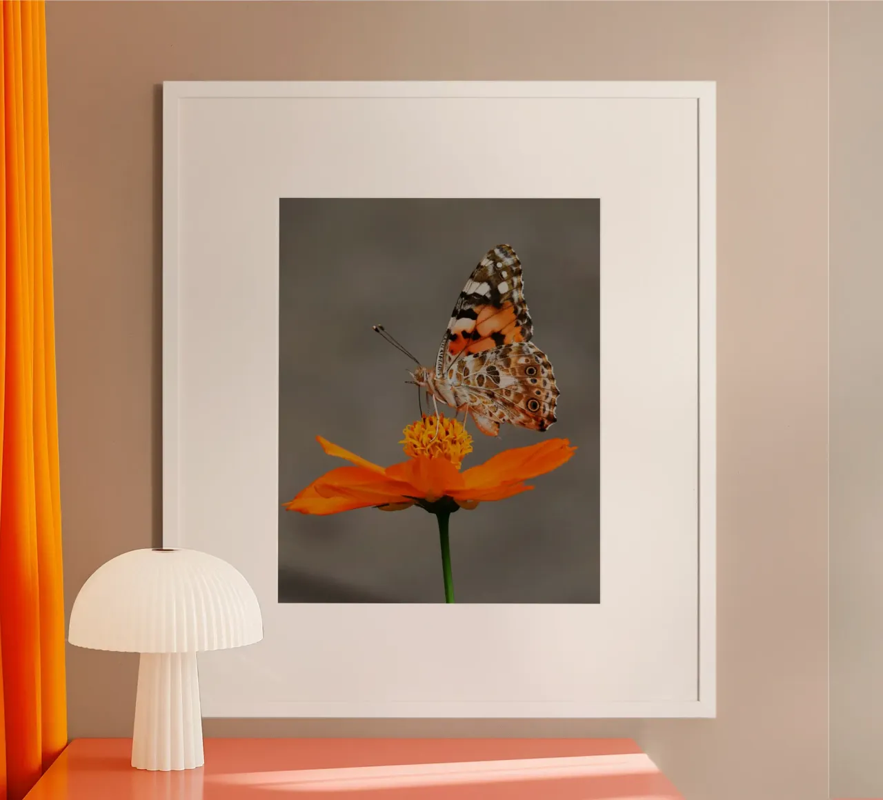 Ali di bellezza su un fiore poster con telaio in legno da Nature's Palette