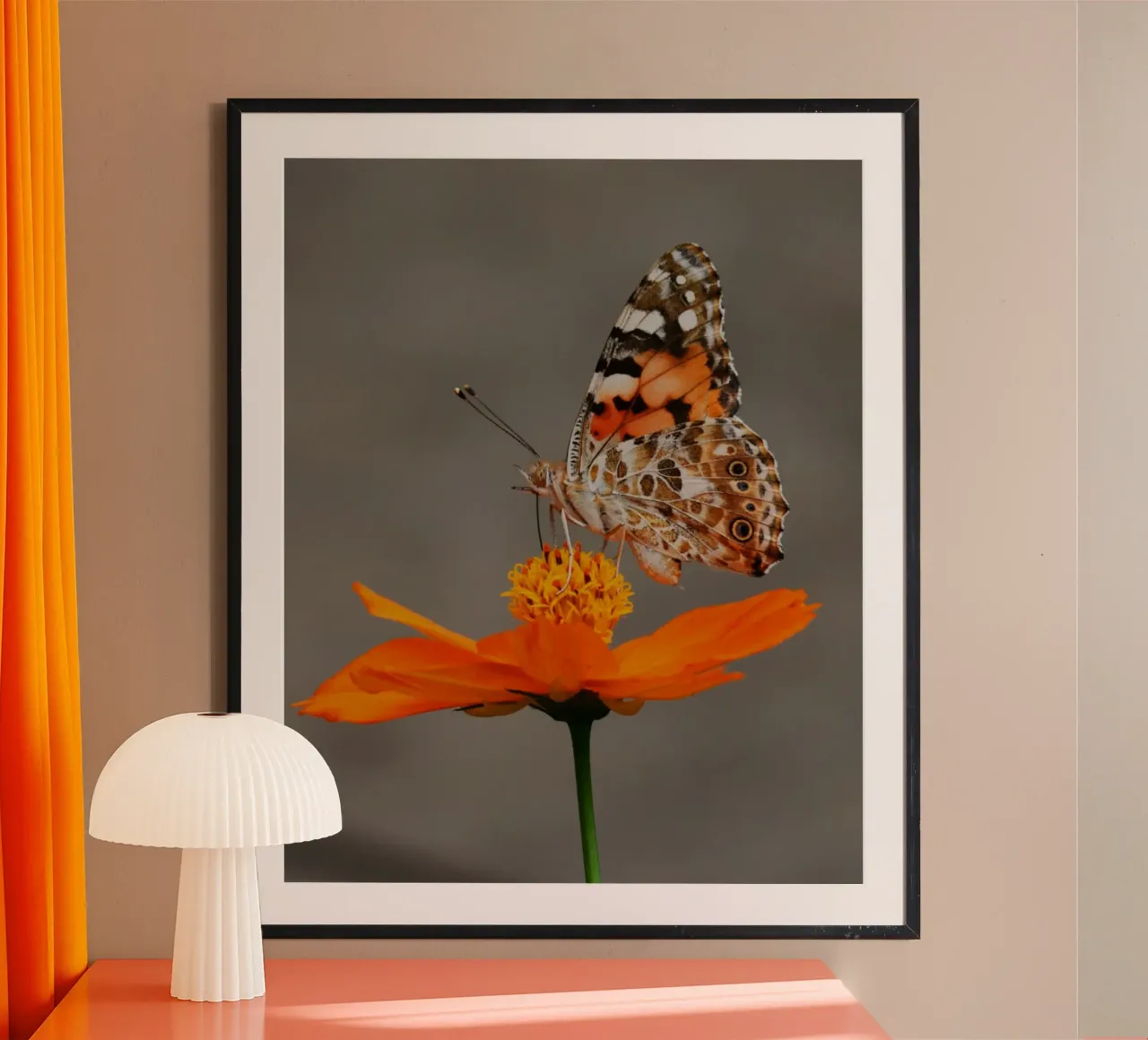 Ali di bellezza su un fiore poster con telaio in legno da Nature's Palette