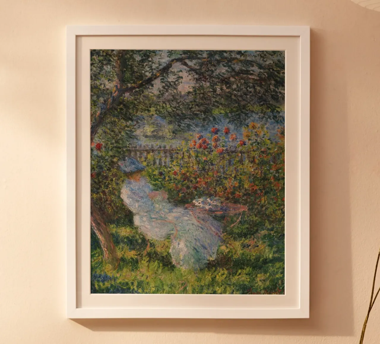 donna che si rilassa sotto un albero poster con telaio in alluminio da belong shop