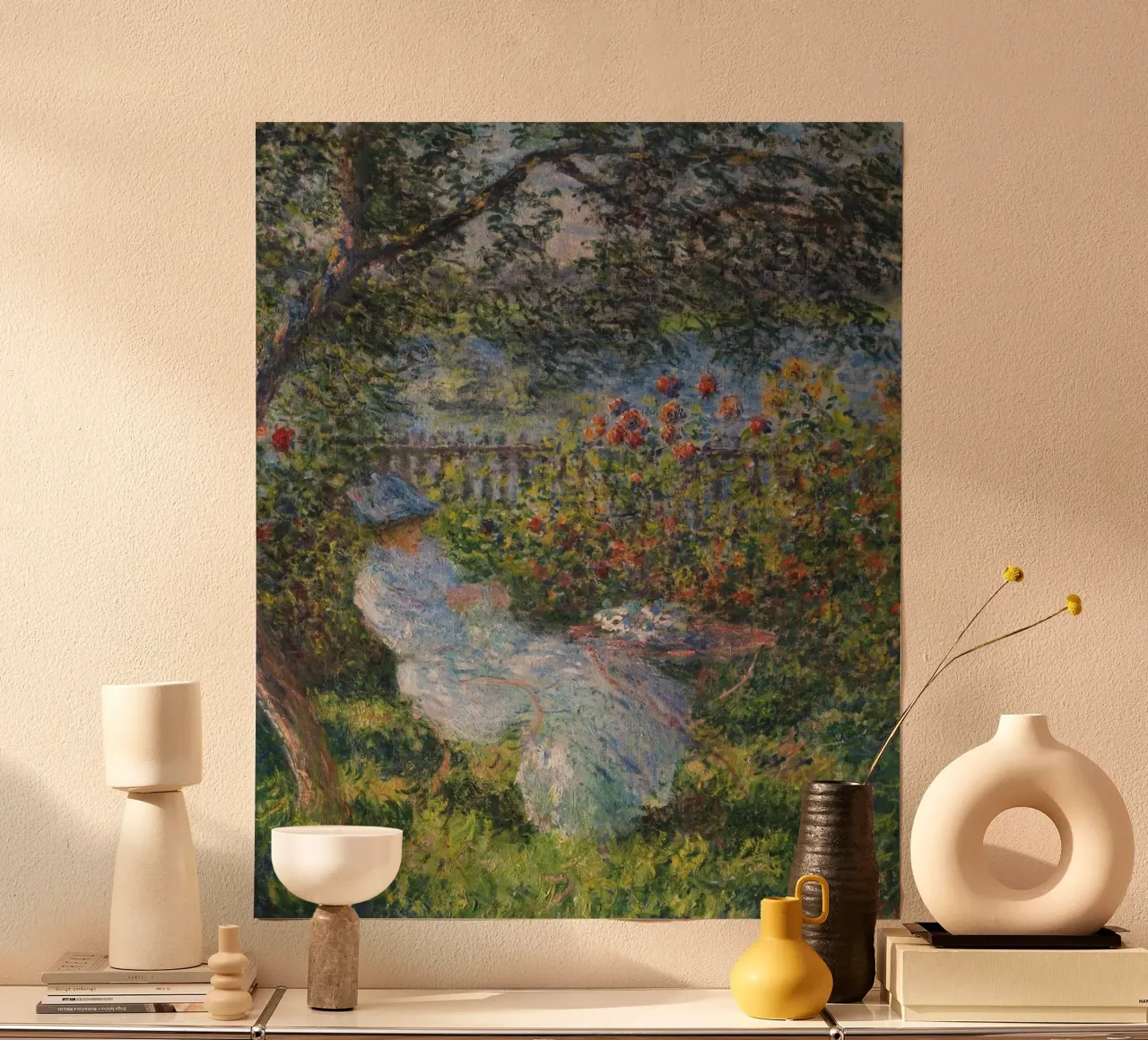 donna che si rilassa sotto un albero poster con telaio in alluminio da belong shop