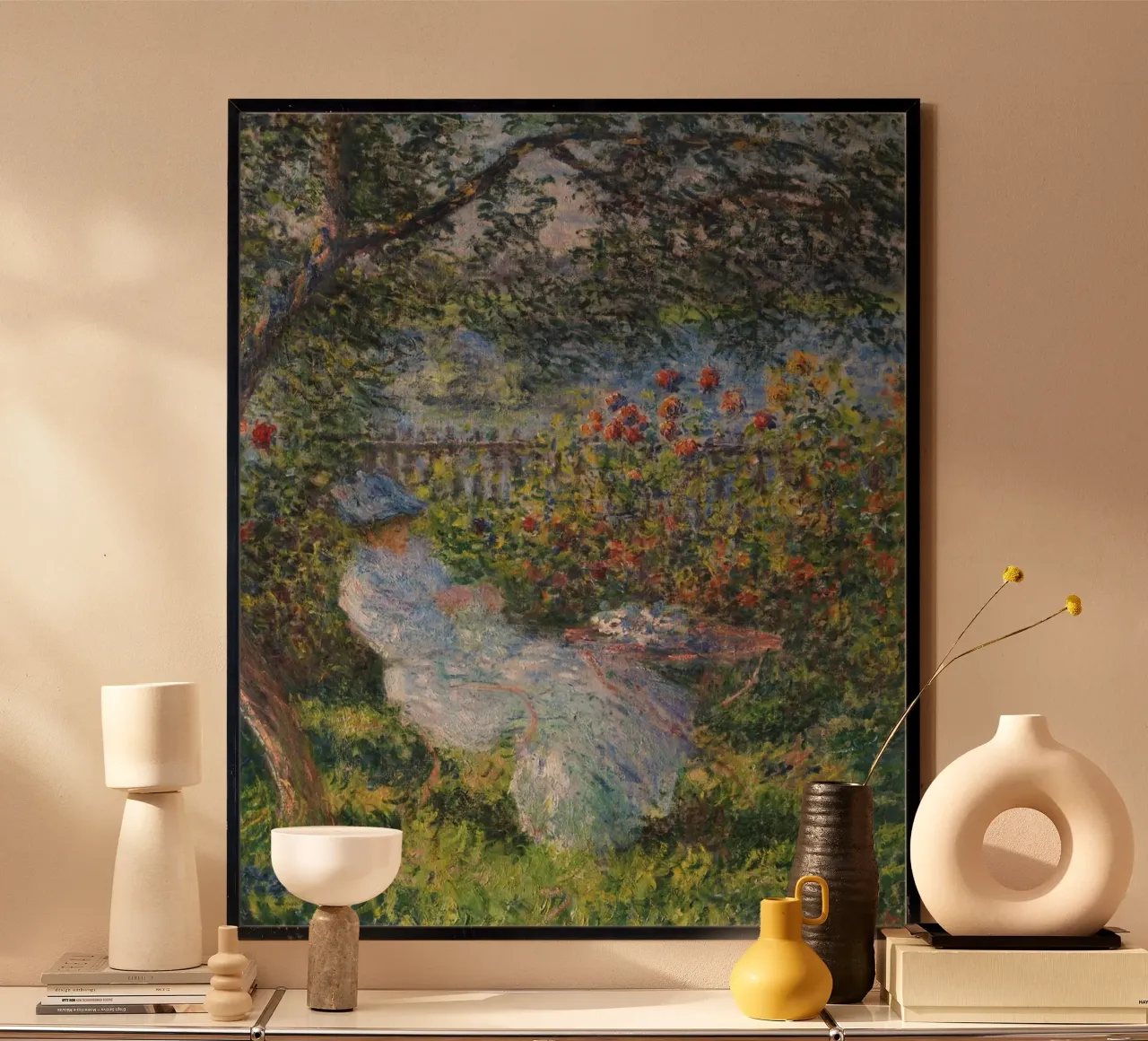 donna che si rilassa sotto un albero poster con telaio in alluminio da belong shop