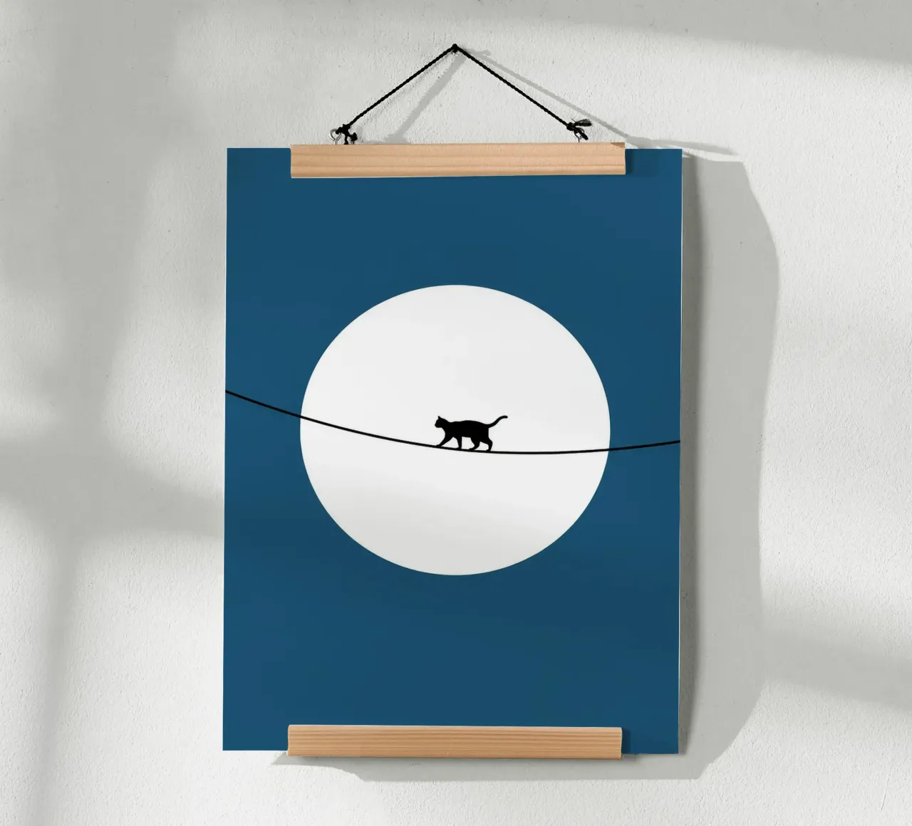 Gatto sul filo poster con telaio in alluminio da Leon Franke