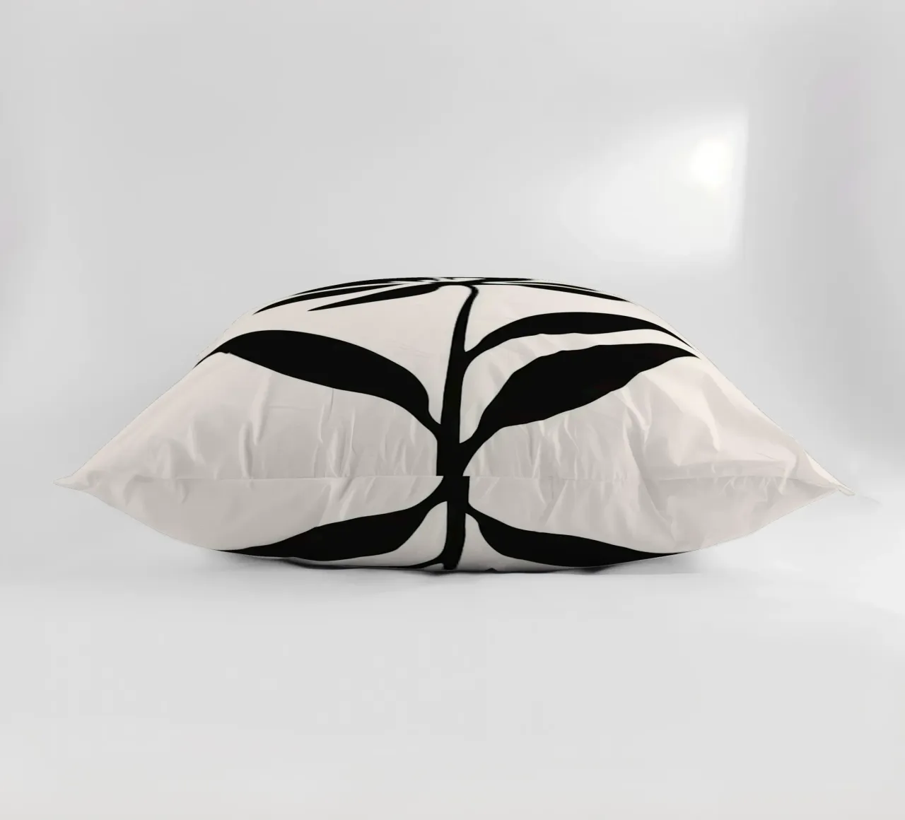Silhouette di fiori in bianco e nero cuscino da Anna Müller