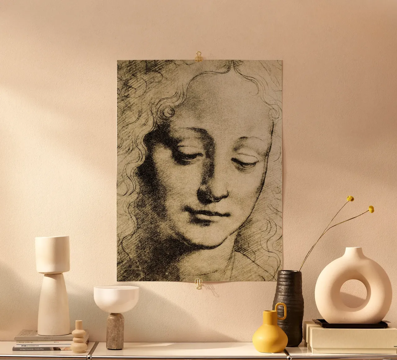 Testa di giovane di Leonardo da Vinci poster con telaio in legno da James McIntosh