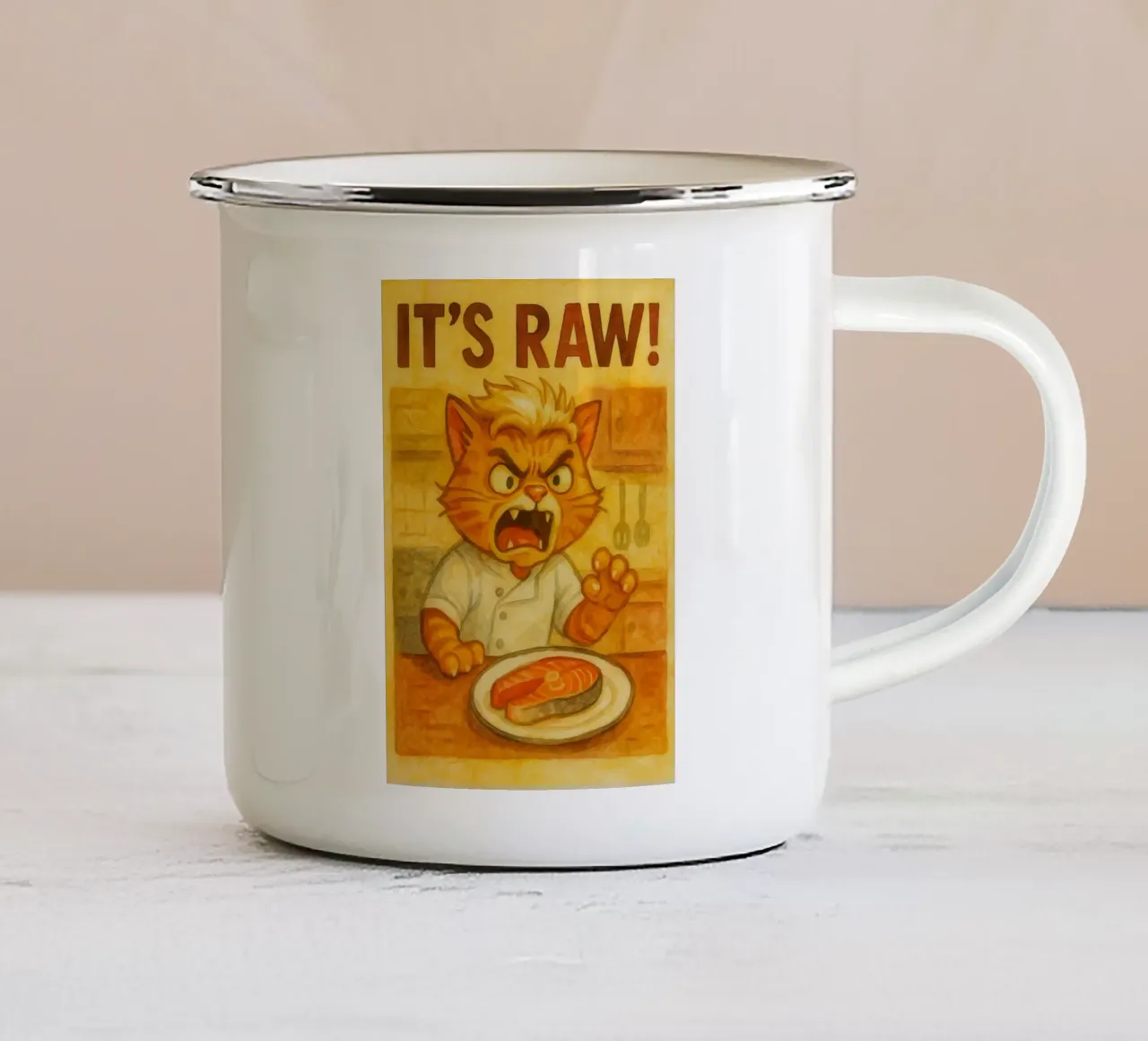 lustige Katze kaut wütend ihr rohes Emaille Tasse von tanabaroo