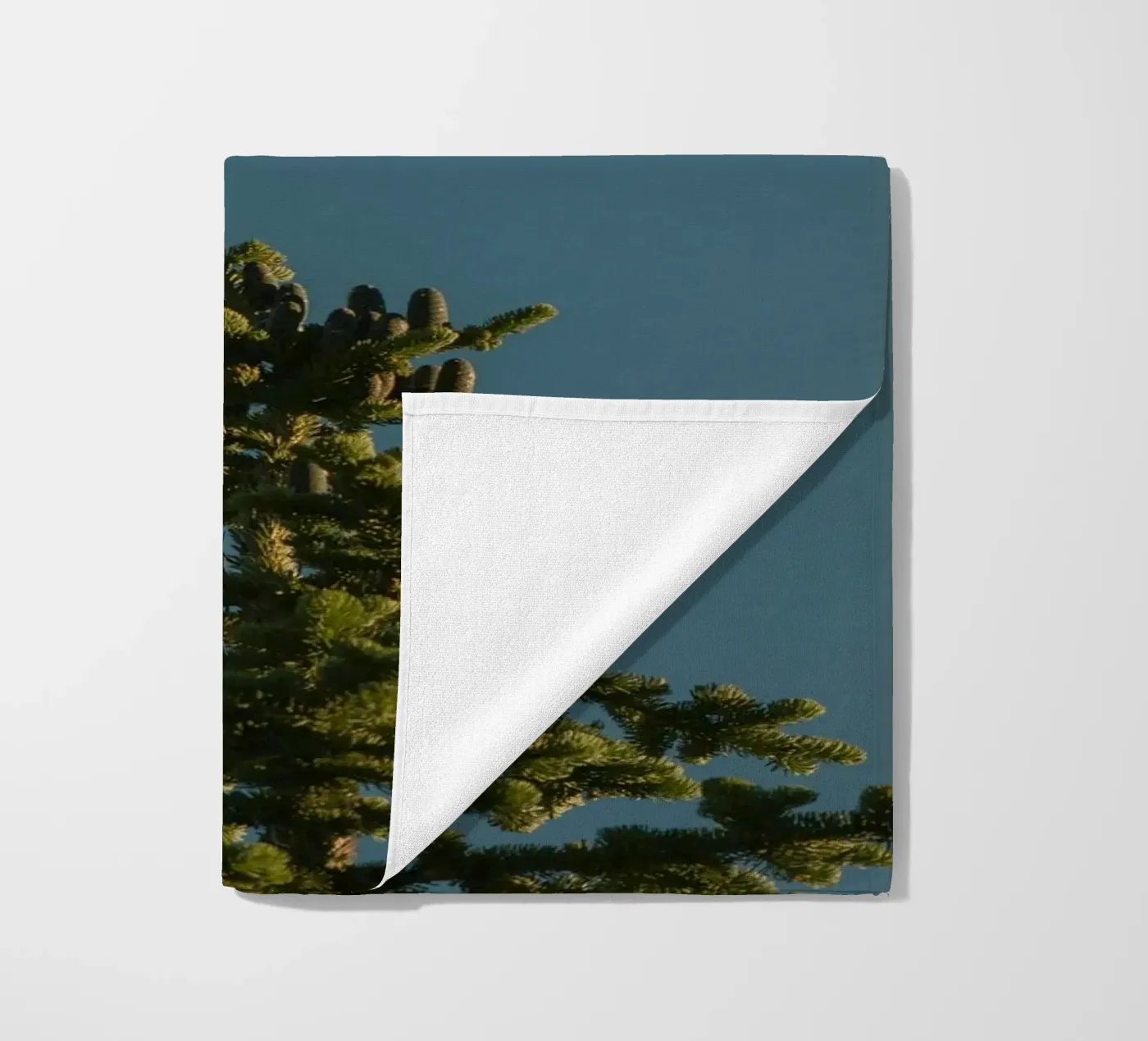 pine tree strandhanddoek van Earthly Visions