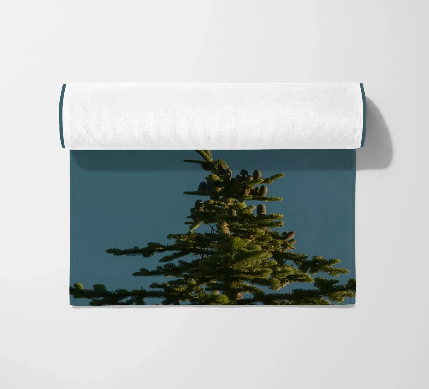 pine tree strandhanddoek van Earthly Visions