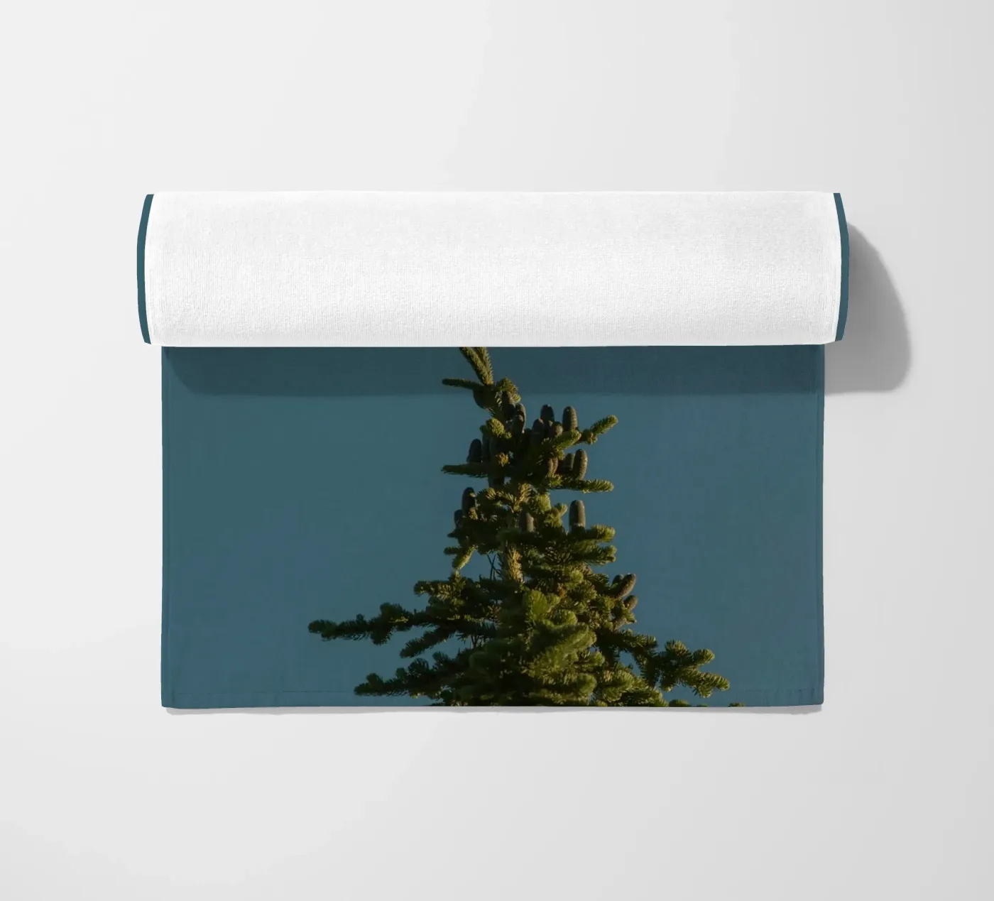 pine tree strandhanddoek van Earthly Visions