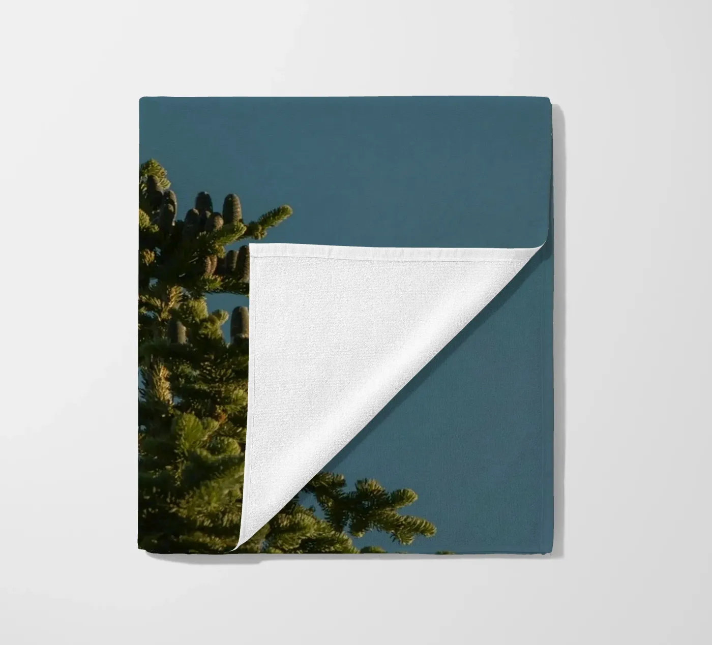 pine tree strandhanddoek van Earthly Visions