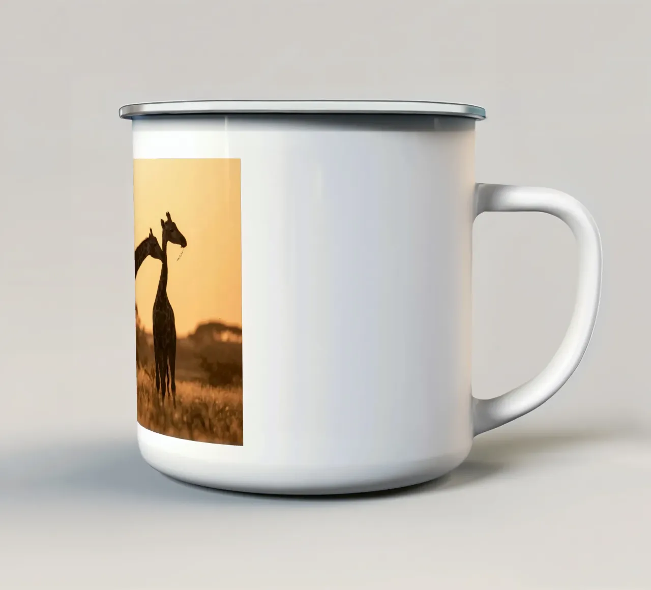 Una giraffa in piedi sul prato nel pomeriggio tazza in smalto da Earthly Visions