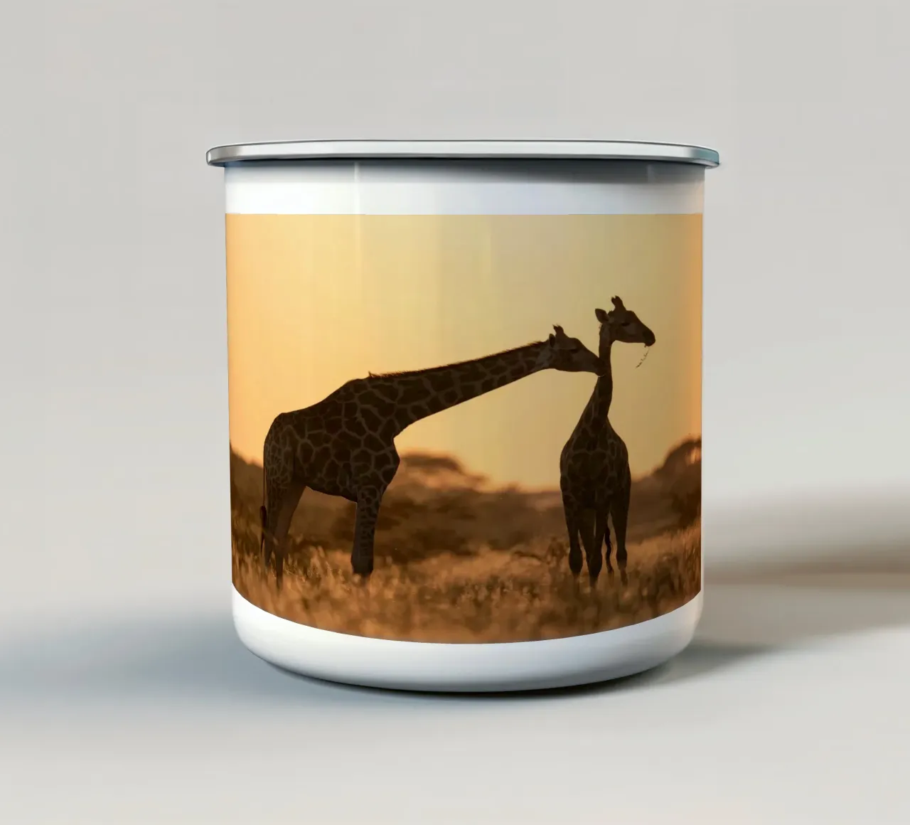 Una giraffa in piedi sul prato nel pomeriggio tazza in smalto da Earthly Visions