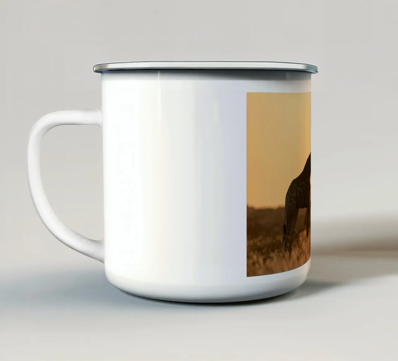 Una giraffa in piedi sul prato nel pomeriggio tazza in smalto da Earthly Visions