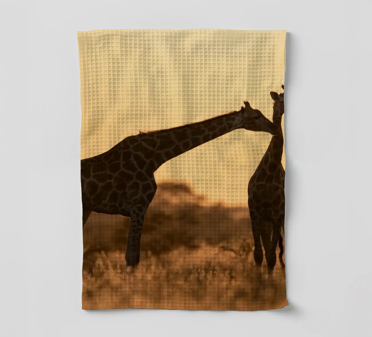 Une girafe dans la prairie dans l'après-midi torchon de Earthly Visions