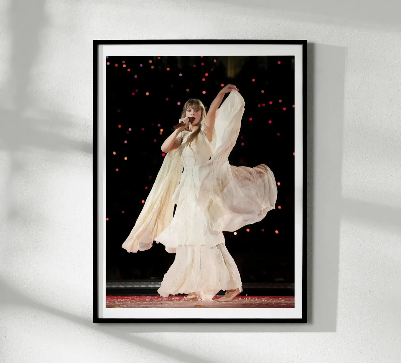 Abito bianco Concerto di Taylor Swift poster con telaio in legno da ramdakjagualma