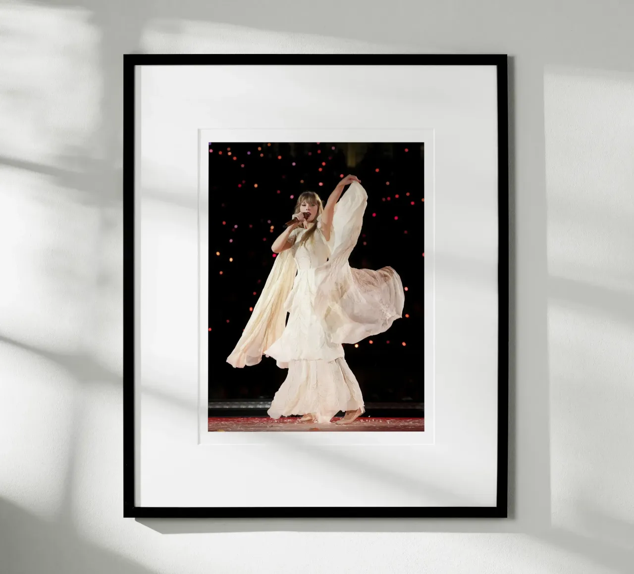 Abito bianco Concerto di Taylor Swift poster con telaio in legno da ramdakjagualma