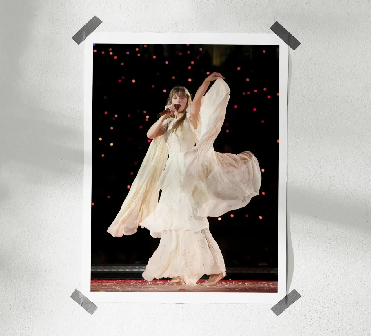 Abito bianco Concerto di Taylor Swift poster con telaio in legno da ramdakjagualma