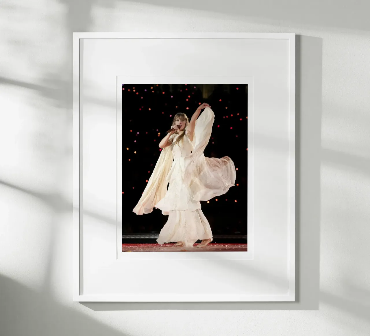 Abito bianco Concerto di Taylor Swift poster con telaio in legno da ramdakjagualma