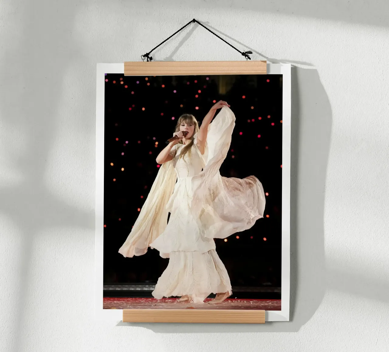 Abito bianco Concerto di Taylor Swift poster con telaio in legno da ramdakjagualma