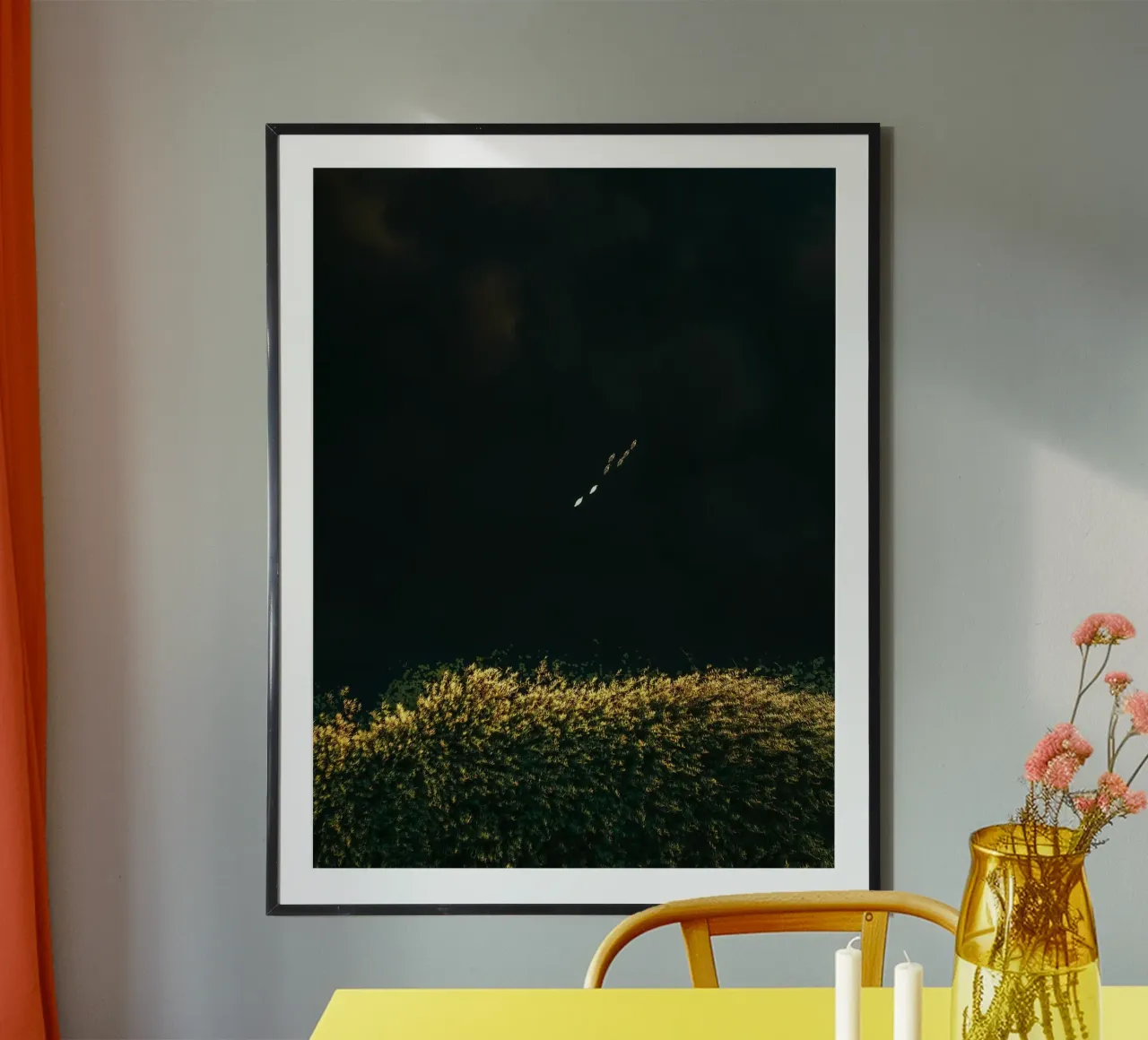 cespuglio di fiori poster con telaio in legno da Earthly Visions